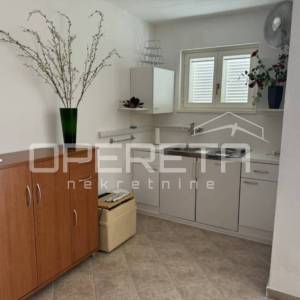 Dvije u jednoj — vila okrenuta prema suncu s bazenom.