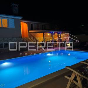 Dvije u jednoj — vila okrenuta prema suncu s bazenom.