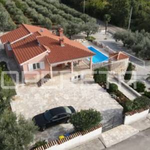 Dvije u jednoj — vila okrenuta prema suncu s bazenom.