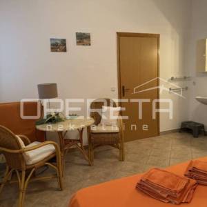 Dvije u jednoj — vila okrenuta prema suncu s bazenom.