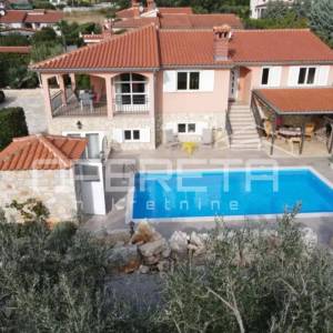 Dvije u jednoj — vila okrenuta prema suncu s bazenom.