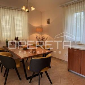 Dvije u jednoj — vila okrenuta prema suncu s bazenom.