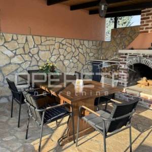 Dvije u jednoj — vila okrenuta prema suncu s bazenom.