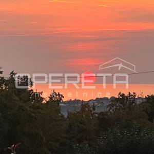 Dvije u jednoj — vila okrenuta prema suncu s bazenom.