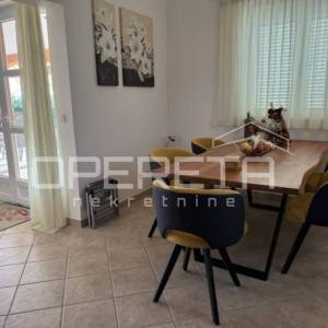 Dvije u jednoj — vila okrenuta prema suncu s bazenom.