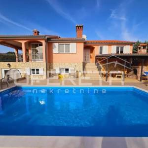 Dvije u jednoj — vila okrenuta prema suncu s bazenom.