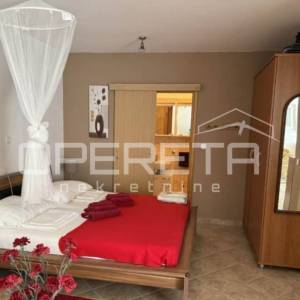 Dvije u jednoj — vila okrenuta prema suncu s bazenom.