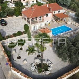 Dvije u jednoj — vila okrenuta prema suncu s bazenom.