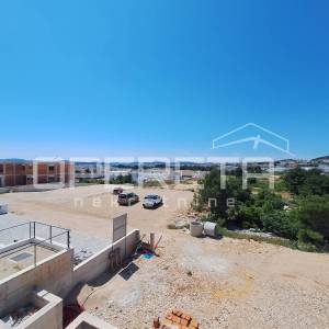 Dvoetažni stan s krovnom terasom, novogradnja