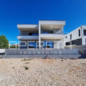 Dvoetažni stan s krovnom terasom, novogradnja