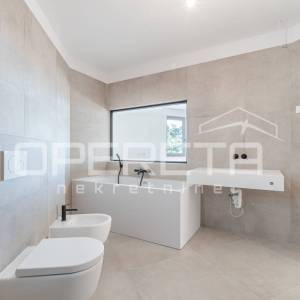 Ekskluzivan stan s bazenom i terasom u centru Opatije – Samo 100 metara od mora