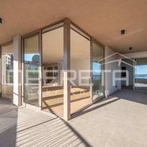 Ekskluzivan stan s bazenom i terasom u centru Opatije – Samo 100 metara od mora