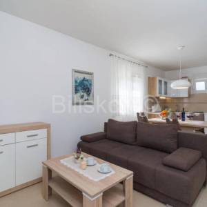 Ekskluzivno, okolica Trogira, kuća na samome moru, prodaja