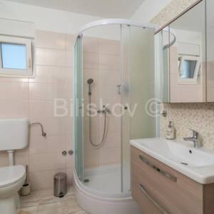 Ekskluzivno, okolica Trogira, kuća na samome moru, prodaja