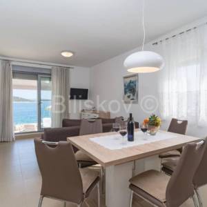 Ekskluzivno, okolica Trogira, kuća na samome moru, prodaja