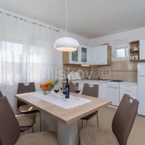 Ekskluzivno, okolica Trogira, kuća na samome moru, prodaja