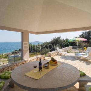 Ekskluzivno, okolica Trogira, kuća na samome moru, prodaja