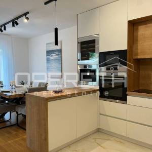 Elegantan stan s privatnim bazenom u blizini centra Makarske