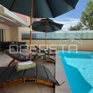 Elegantan stan s privatnim bazenom u blizini centra Makarske