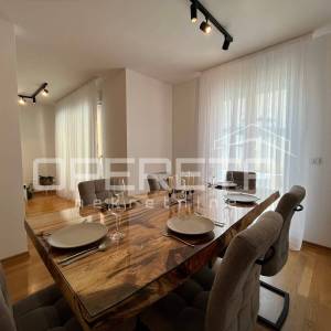 Elegantan stan s privatnim bazenom u blizini centra Makarske