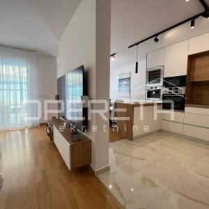 Elegantan stan s privatnim bazenom u blizini centra Makarske