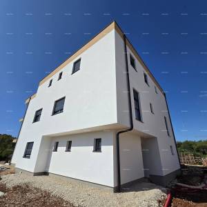 Elegantni stan s dvorištem i bazenom u blizini centra Pule!