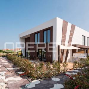 Energetski učinkovita moderna oaza u Ninu s bazenom i saunom, stan A2