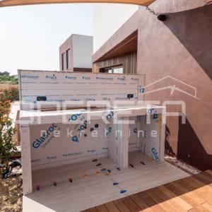 Energetski učinkovita moderna oaza u Ninu s bazenom i saunom, stan A1