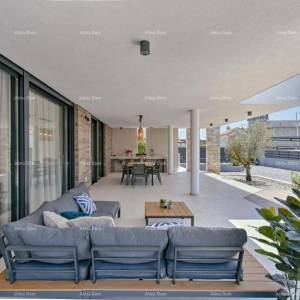 Fažana- Peroj- Prekrasna Vila sa bazenom s pogledom na more u blizini plaže