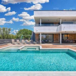 Fažana- Peroj- Prekrasna Vila sa bazenom s pogledom na more u blizini plaže