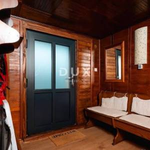 GORSKI KOTAR, MRKOPALJ - novoadaptirana goranska kuća s velikom okućnicom