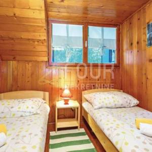 Gorski kotar, Vrbovsko, autohtona drvena kuća s velikom okućnicom