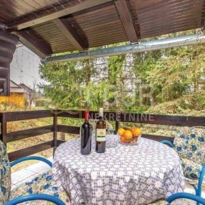 Gorski kotar, Vrbovsko, autohtona drvena kuća s velikom okućnicom