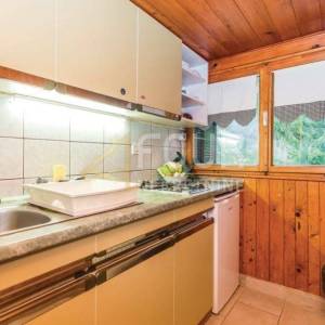 Gorski kotar, Vrbovsko, autohtona drvena kuća s velikom okućnicom