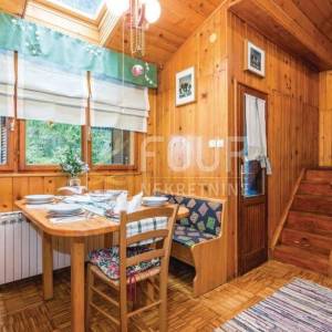 Gorski kotar, Vrbovsko, autohtona drvena kuća s velikom okućnicom