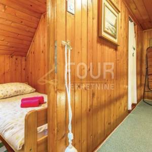 Gorski kotar, Vrbovsko, autohtona drvena kuća s velikom okućnicom