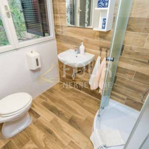 Gorski kotar, Vrbovsko, autohtona drvena kuća s velikom okućnicom