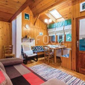 Gorski kotar, Vrbovsko, autohtona drvena kuća s velikom okućnicom