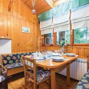 Gorski kotar, Vrbovsko, autohtona drvena kuća s velikom okućnicom