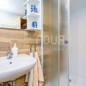 Gorski kotar, Vrbovsko, autohtona drvena kuća s velikom okućnicom