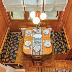 Gorski kotar, Vrbovsko, autohtona drvena kuća s velikom okućnicom