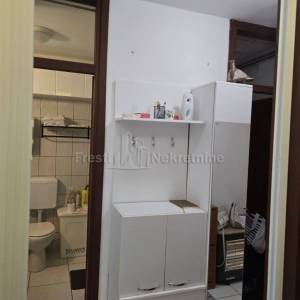 GOSPIĆ,CENTAR, STAN 46,18 m2 NAMJEŠTEN, 1.KAT, TOP LOKACIJA