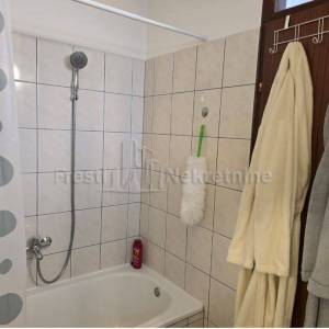 GOSPIĆ,CENTAR, STAN 46,18 m2 NAMJEŠTEN, 1.KAT, TOP LOKACIJA