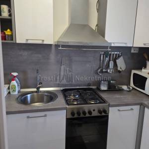 GOSPIĆ,CENTAR, STAN 46,18 m2 NAMJEŠTEN, 1.KAT, TOP LOKACIJA