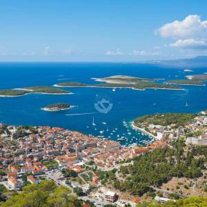 Grad Hvar, građevinsko zemljište M1 zona 3200 m2, ukupno 6500 m2