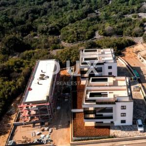 GRAD KRK, CENTAR - Dvoetažni penthouse s bazenom i panoramskim pogledom