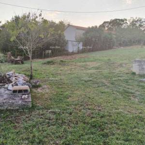 Građevinsko zemljište s pogledom na more i postojećim objektima – Koromani, Barban