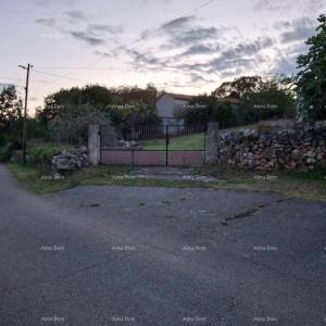 Građevinsko zemljište s pogledom na more i postojećim objektima – Koromani, Barban