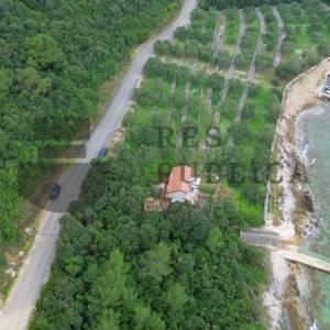 GRAĐEVINSKO ZEMLJIŠTE UZ MORE NA KORČULI