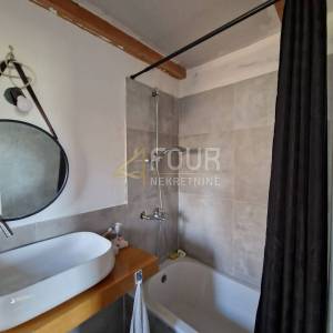 Hreljin, samostojeća kuća s 2 stana, velika okućnica